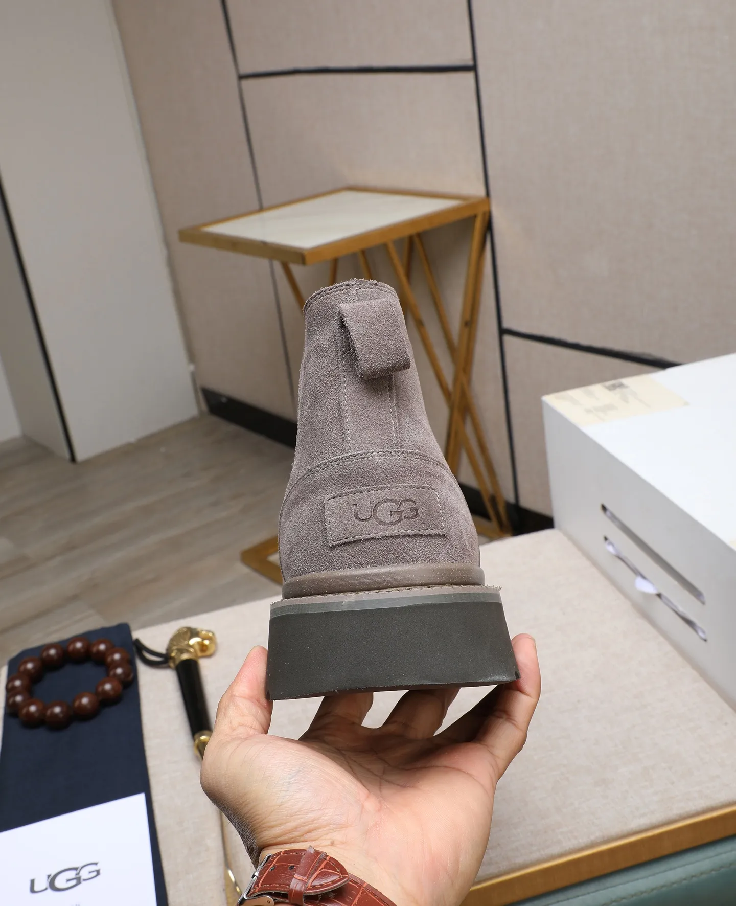 Men's shoes 💰640 (full genuine wool lining, 10% off for fake ones) Please pay attention to the quality of the original item and compare the thickness of the wool 🏮🏮 Popular UGG men's shoes from Australia's warm luxury brand, the official website is synchronized, Beckham men's style..., made of imported first-layer waxed cowhide, waxed toe cap, Australian real wool velvet lining Carefully sewn...Imported rubber Martin boots outsole (comfortable, soft, wear-resistant) The quality is really great...Exquisite workmanship, you won't be able to put it down at first sight, size 39-44 (customized in 45)